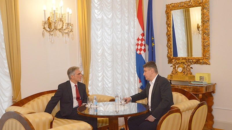 Predsjednik Vlade Milanović i austrijski kancelar Faymann razgovarali su telefonski o situaciji s izbjeglicama